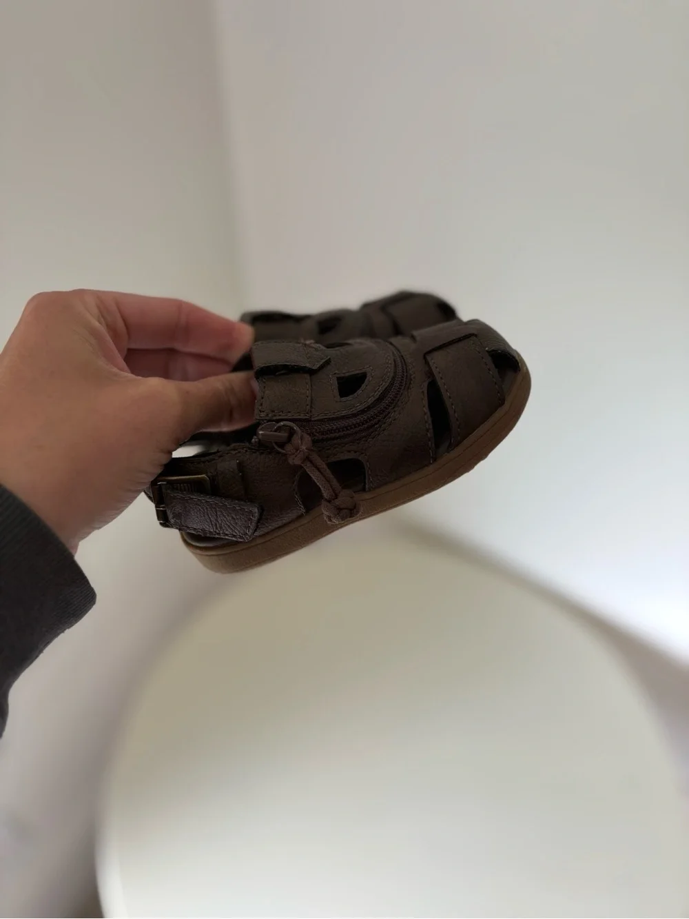 BILLY Kids Brown Closed-Toe Fisherman Sandals 7